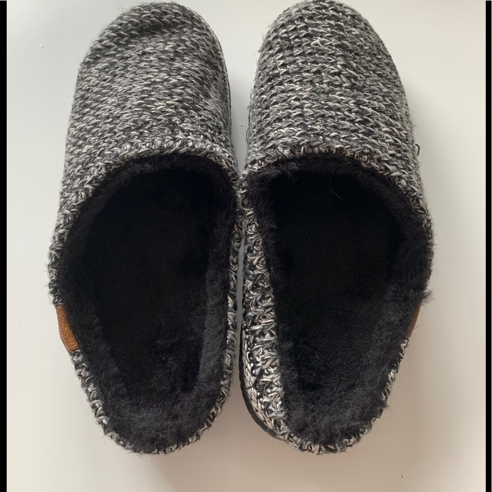 TOMS slippers